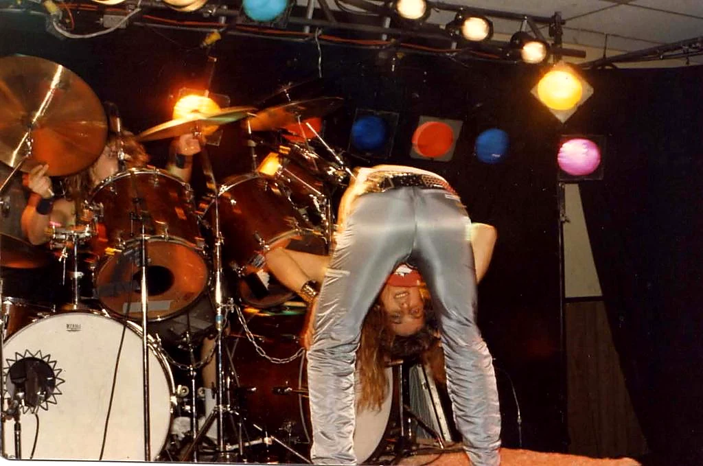 Randy Bailey performing