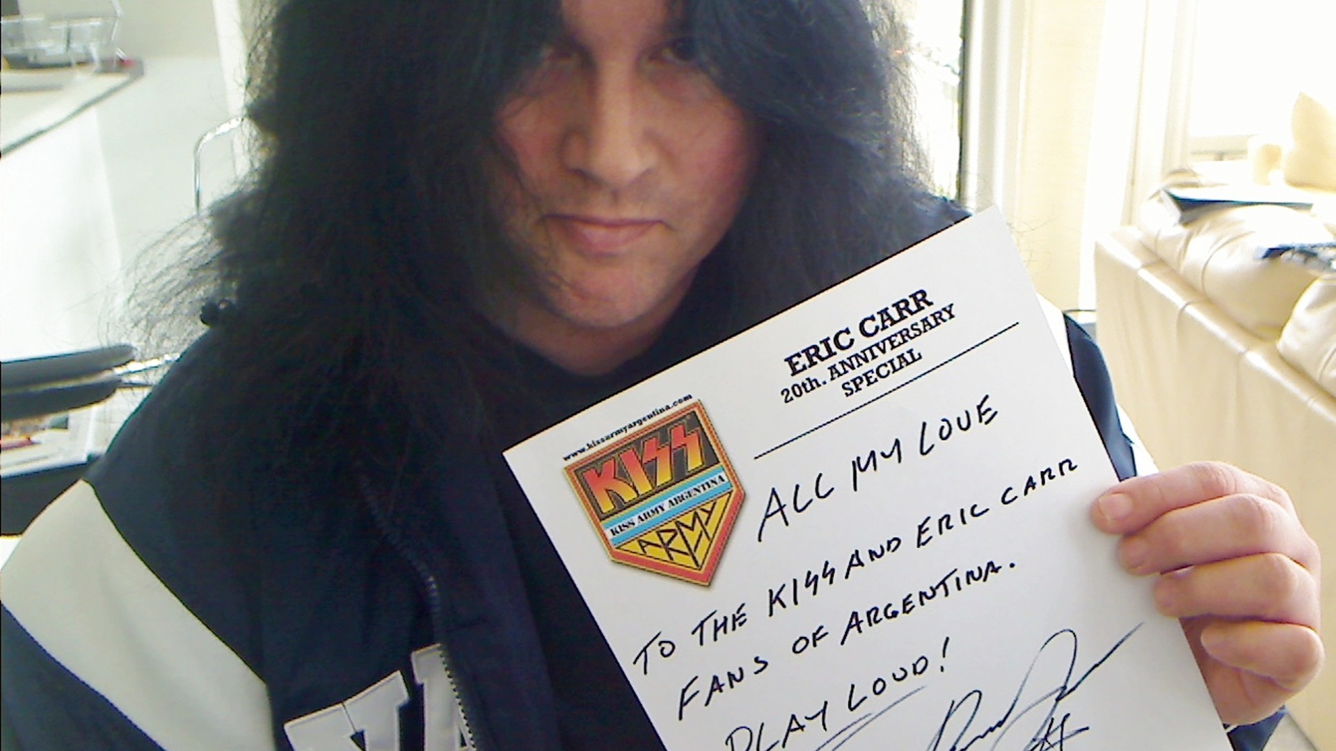 Benny Doro holding a handwritten dedication to KISS and Eric Carr fans in Argentina