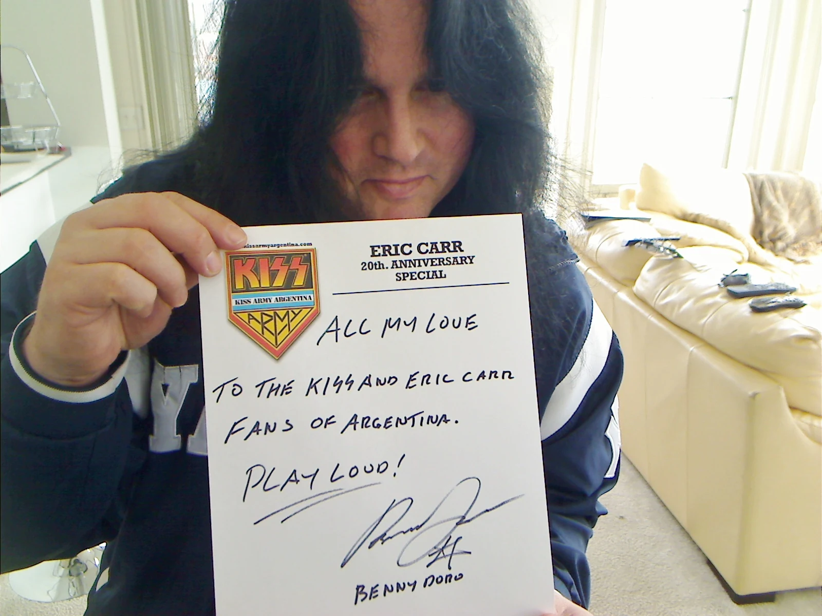 Benny holding his signed dedication to KISS and Eric Carr fans in Argentina.