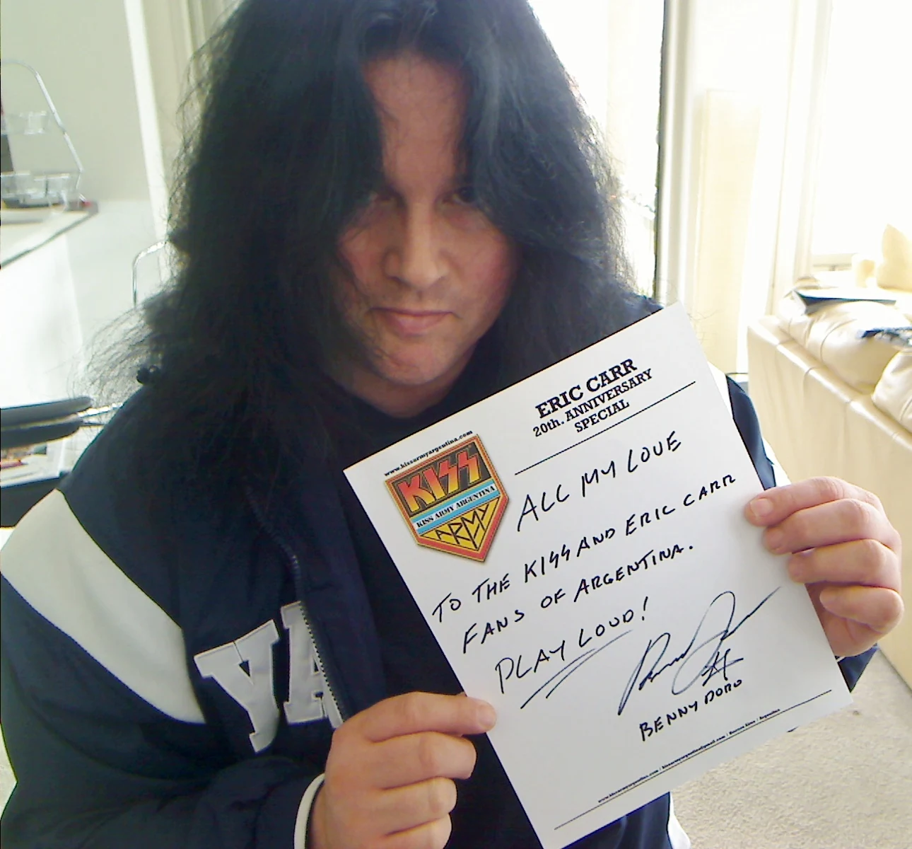Benny presents the complete handwritten dedication to the KISS and Eric Carr fans of Argentina.