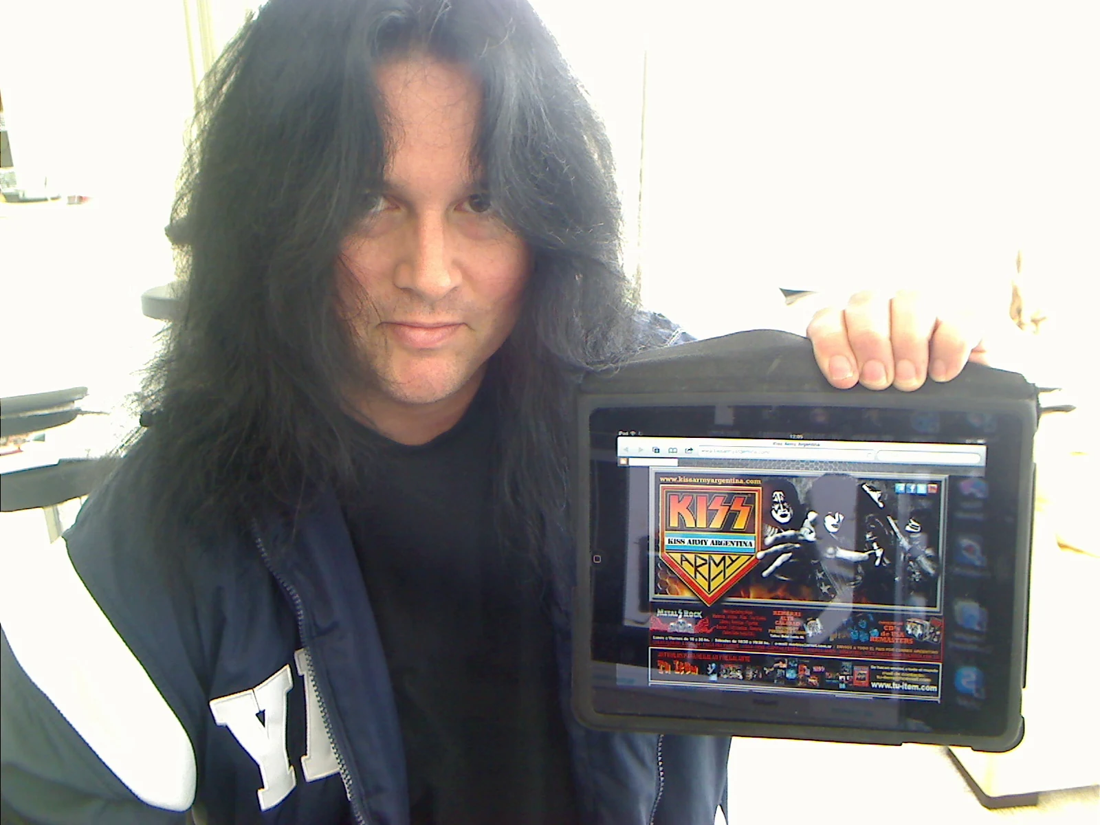 Benny presenting the KISS Army Argentina website on an iPad.
