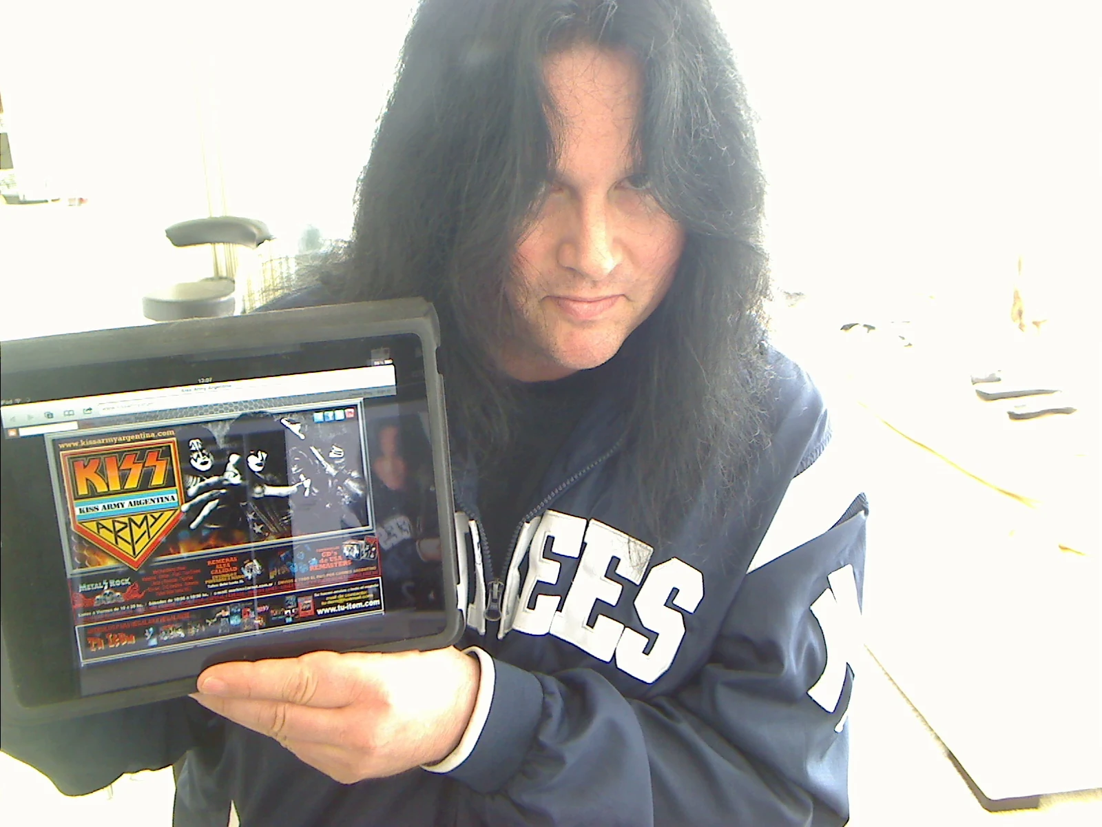 Benny presenting the website on an iPad.